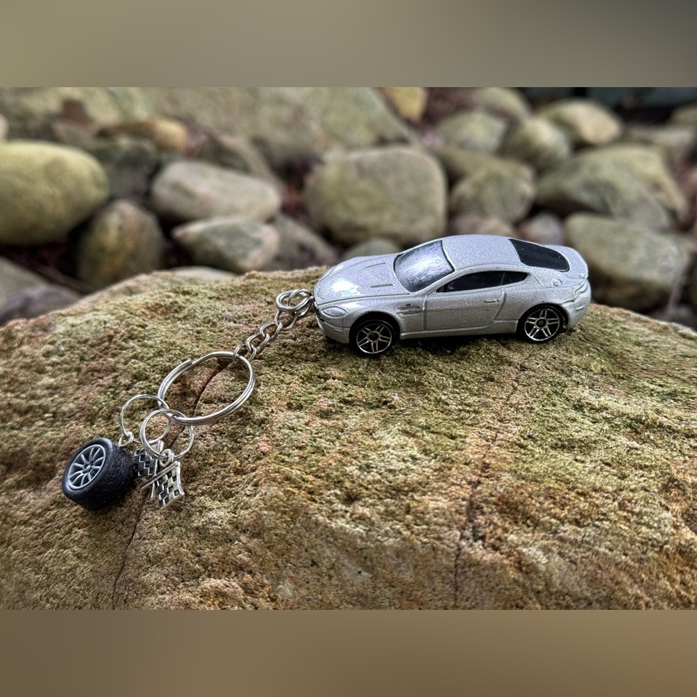 Aston Martin V8 Vantage Car Keychain